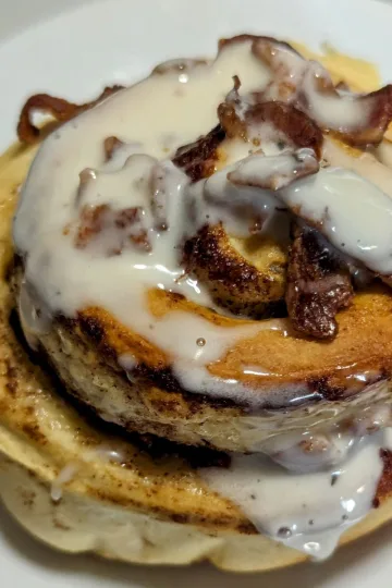 One bacon cinnamon bun with maple icing and bacon crumble on top.