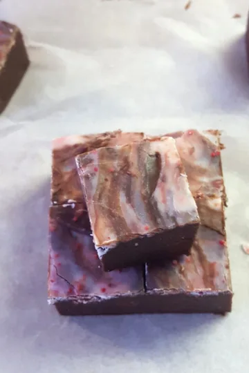 Squares of candy cane fudge.